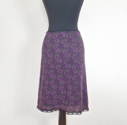 Einzigartiger und nachhaltiger Vintage Rock in violett-schwarz-grau mit Blumen. Back.