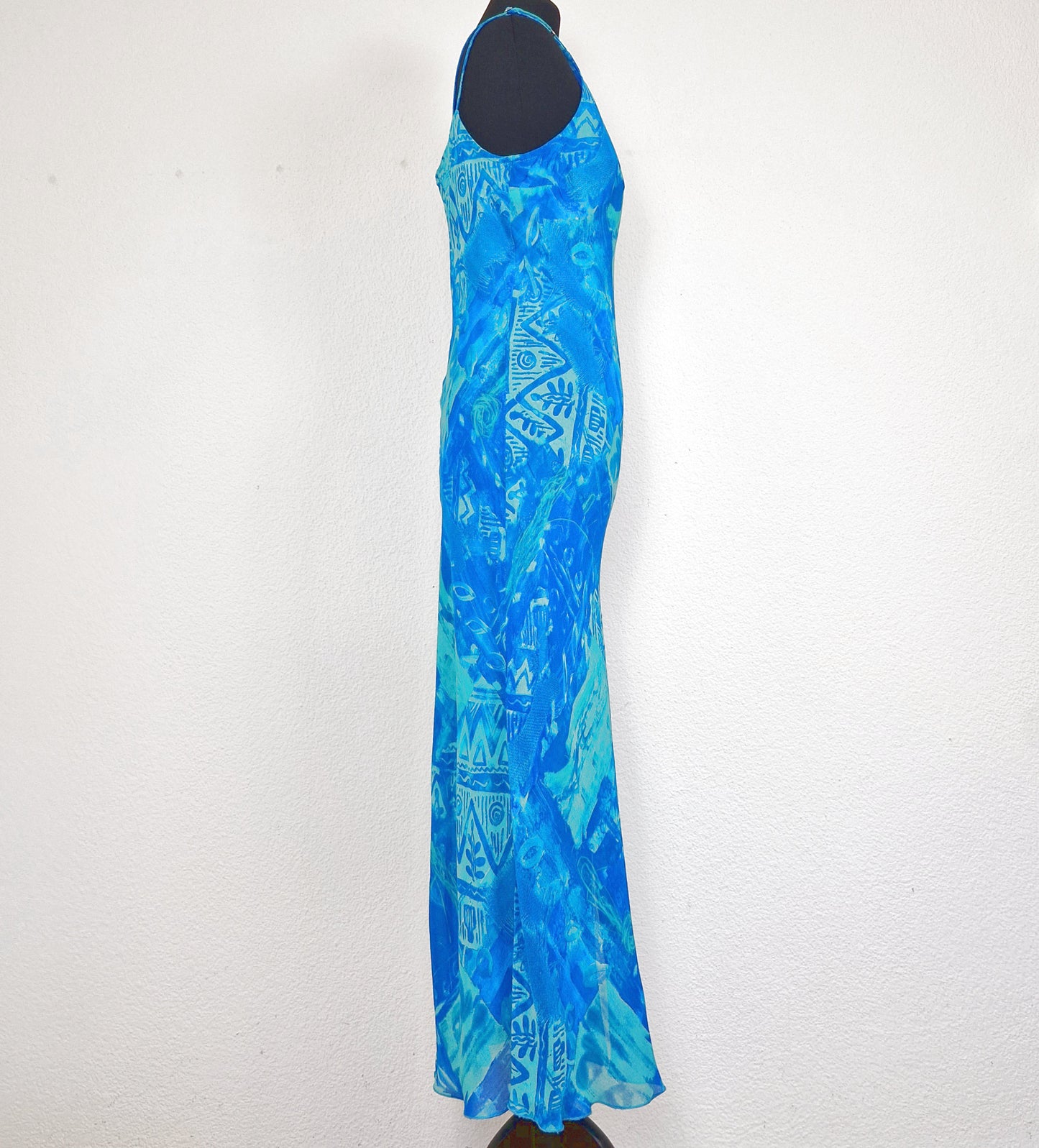 Einzigartiges und nachhaltiges Vintage Trägerkleid in türkis-min mit Ethno-Muster. Side.