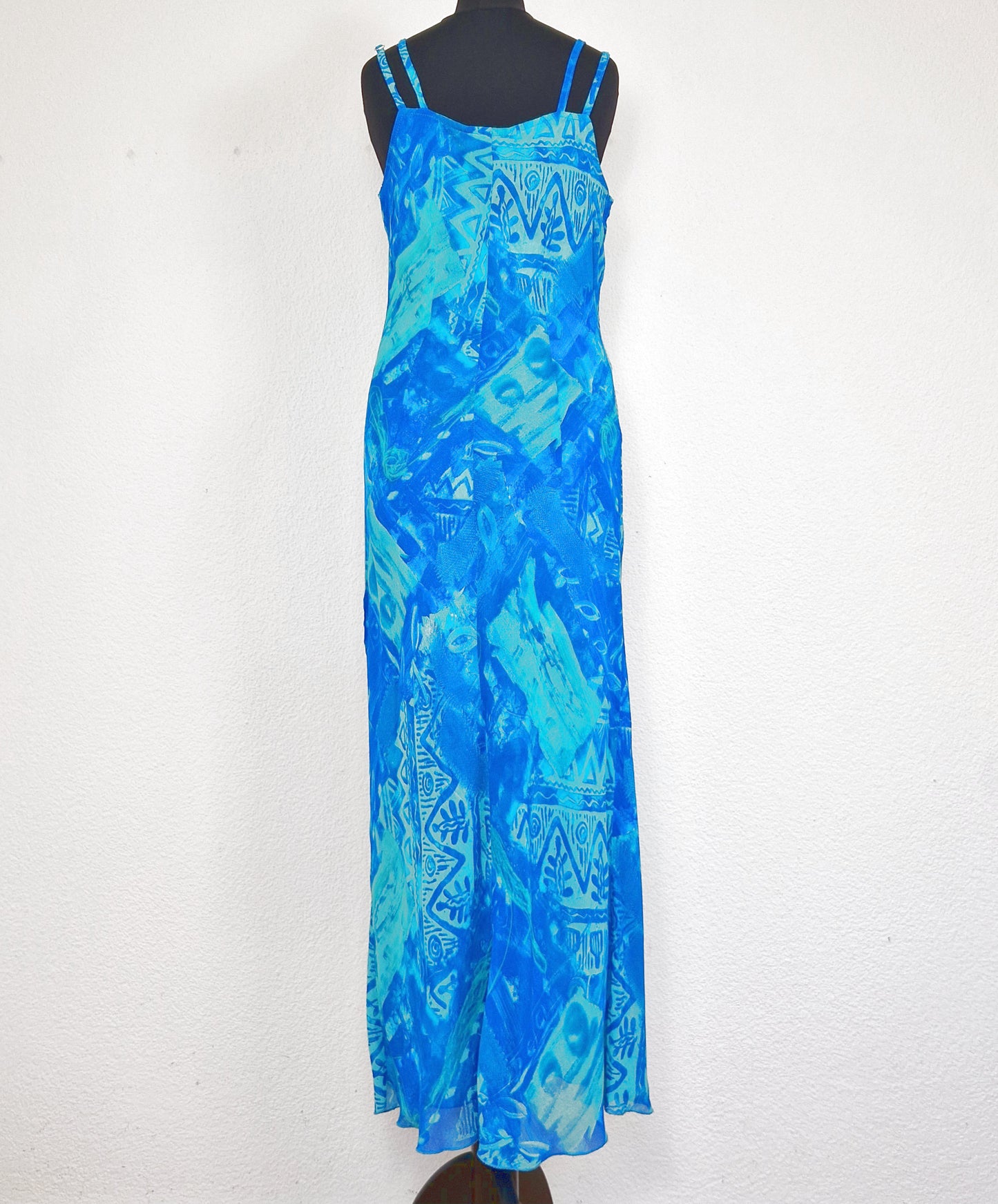 Einzigartiges und nachhaltiges Vintage Trägerkleid in türkis-min mit Ethno-Muster. Back.