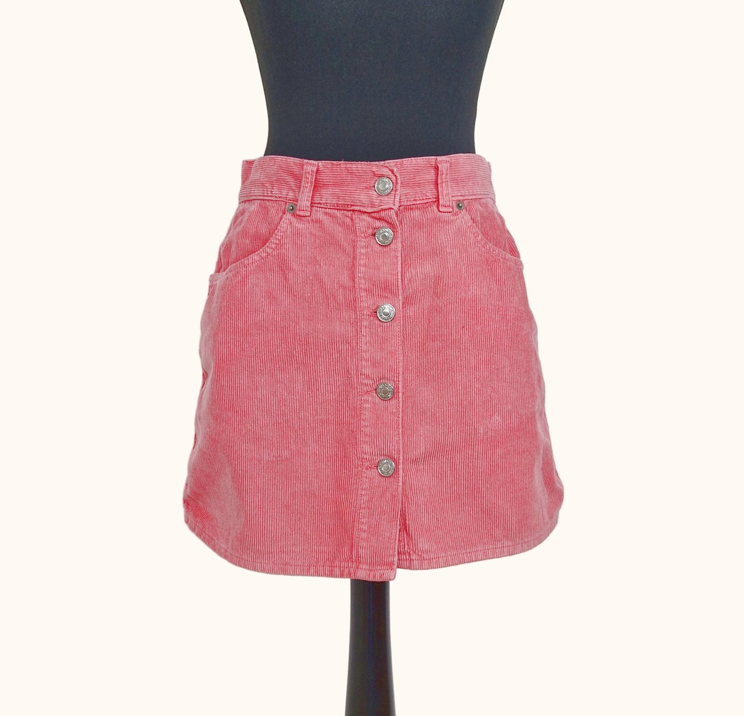 Einzigartiger und nachhaltiger Vintage Minirock erdbeer und Cord. Front.