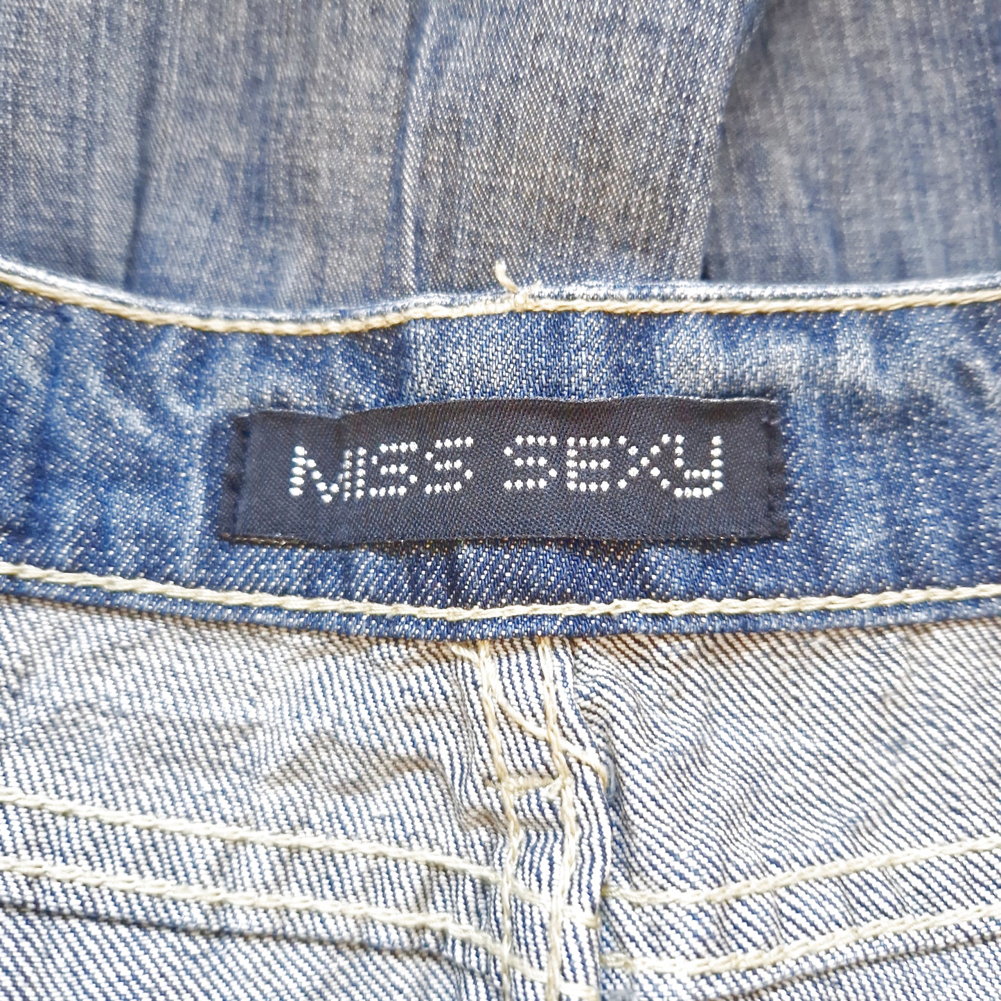 Einzigartiger und nachhaltiger Vintage Jeansrock mit Rüschen. Tag.