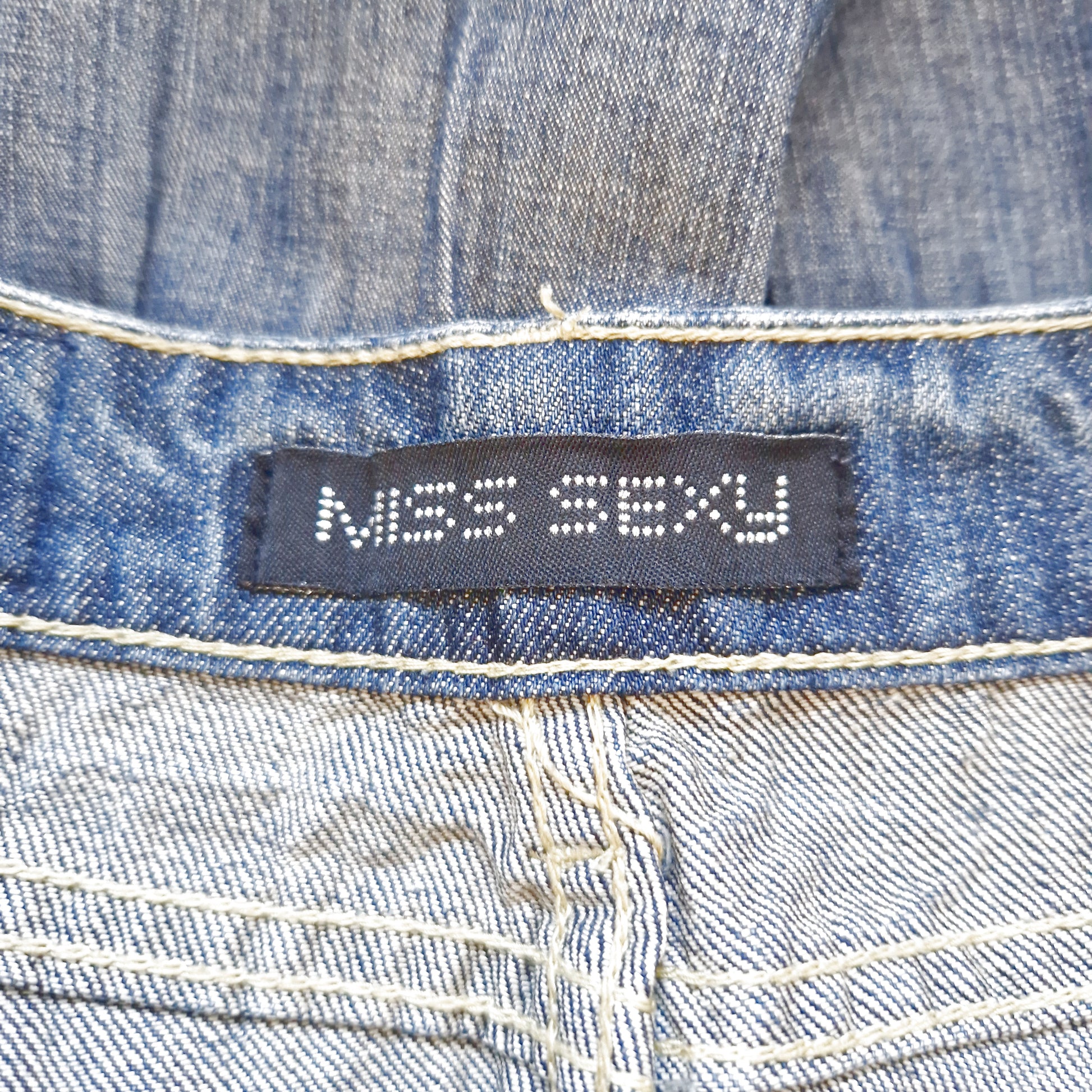 Einzigartiger und nachhaltiger Vintage Jeansrock mit Rüschen. Tag.