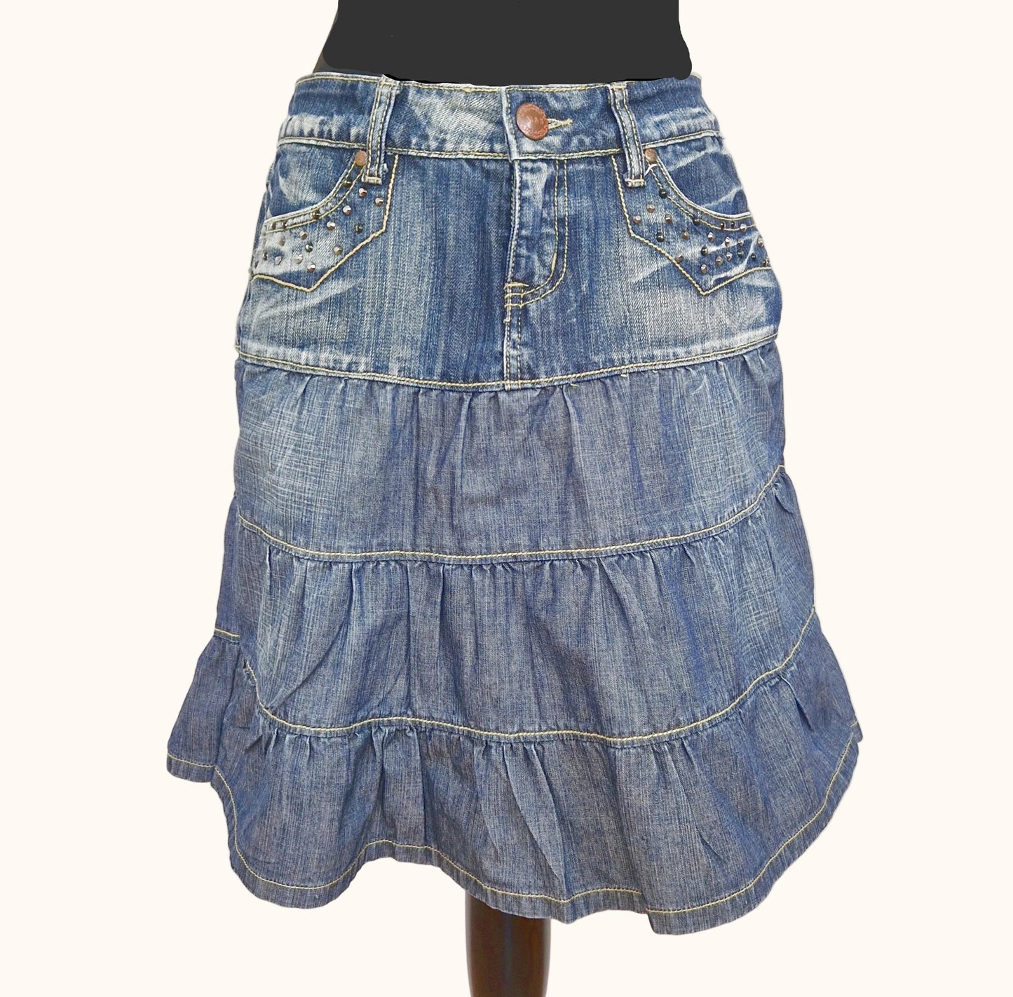 Einzigartiger und nachhaltiger Vintage Jeansrock mit Rüschen. Front.