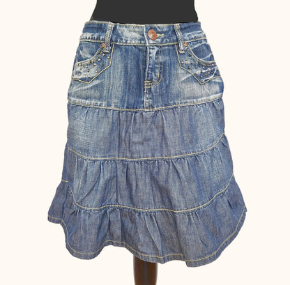 Einzigartiger und nachhaltiger Vintage Jeansrock mit Rüschen. Front.