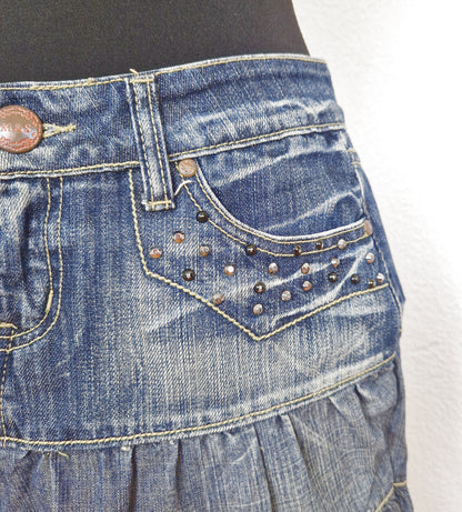 Einzigartiger und nachhaltiger Vintage Jeansrock mit Rüschen. Close-up.