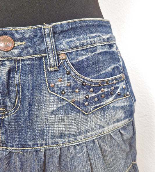 Einzigartiger und nachhaltiger Vintage Jeansrock mit Rüschen. Close-up.