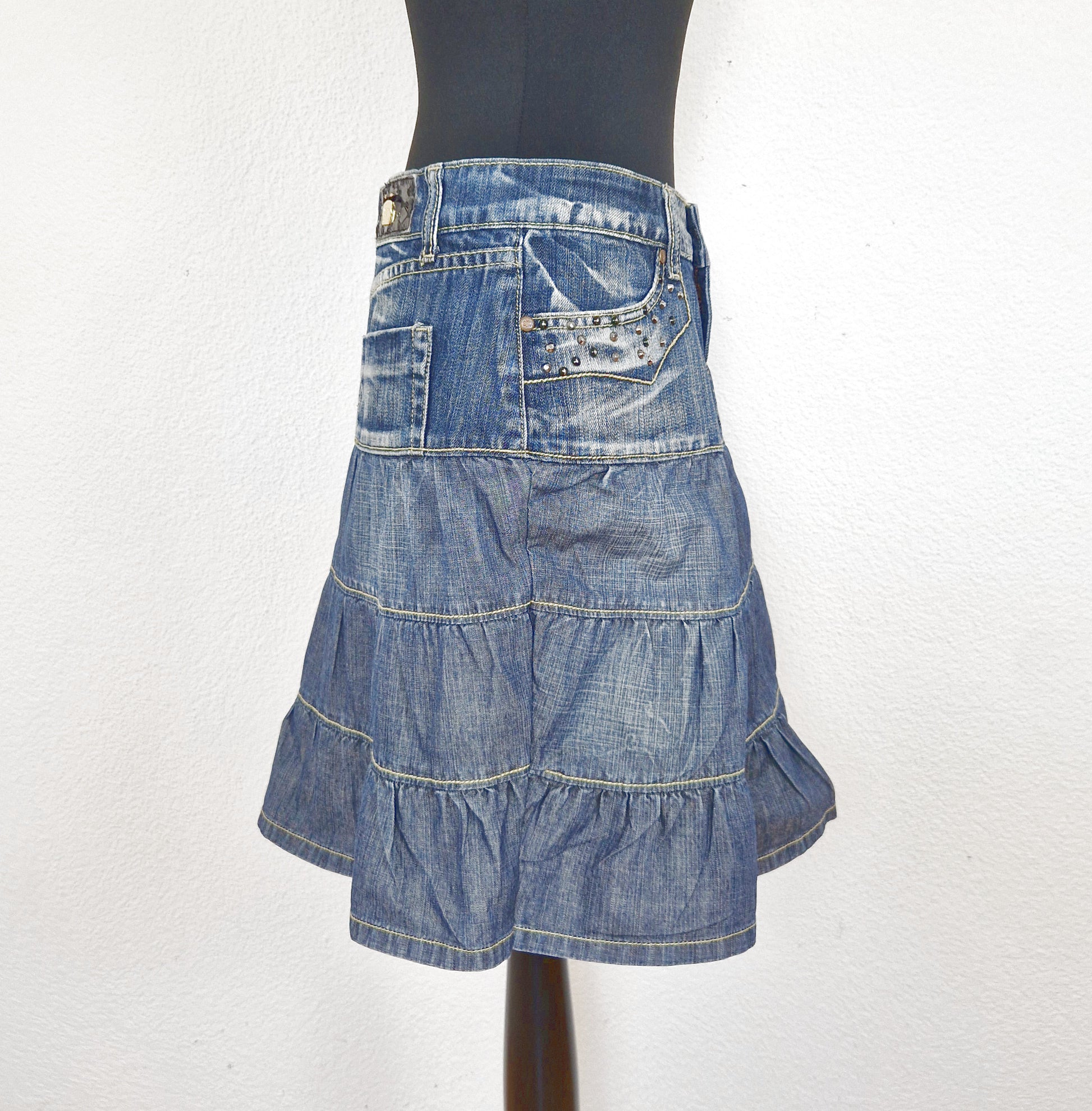 Einzigartiger und nachhaltiger Vintage Jeansrock mit Rüschen. Side.