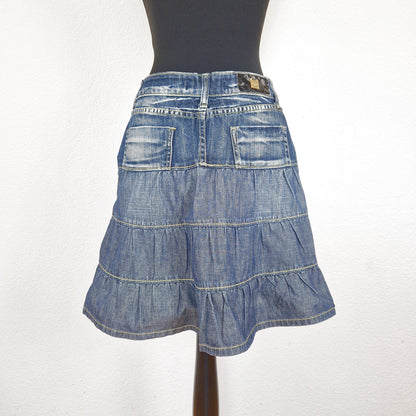 Einzigartiger und nachhaltiger Vintage Jeansrock mit Rüschen. Back.