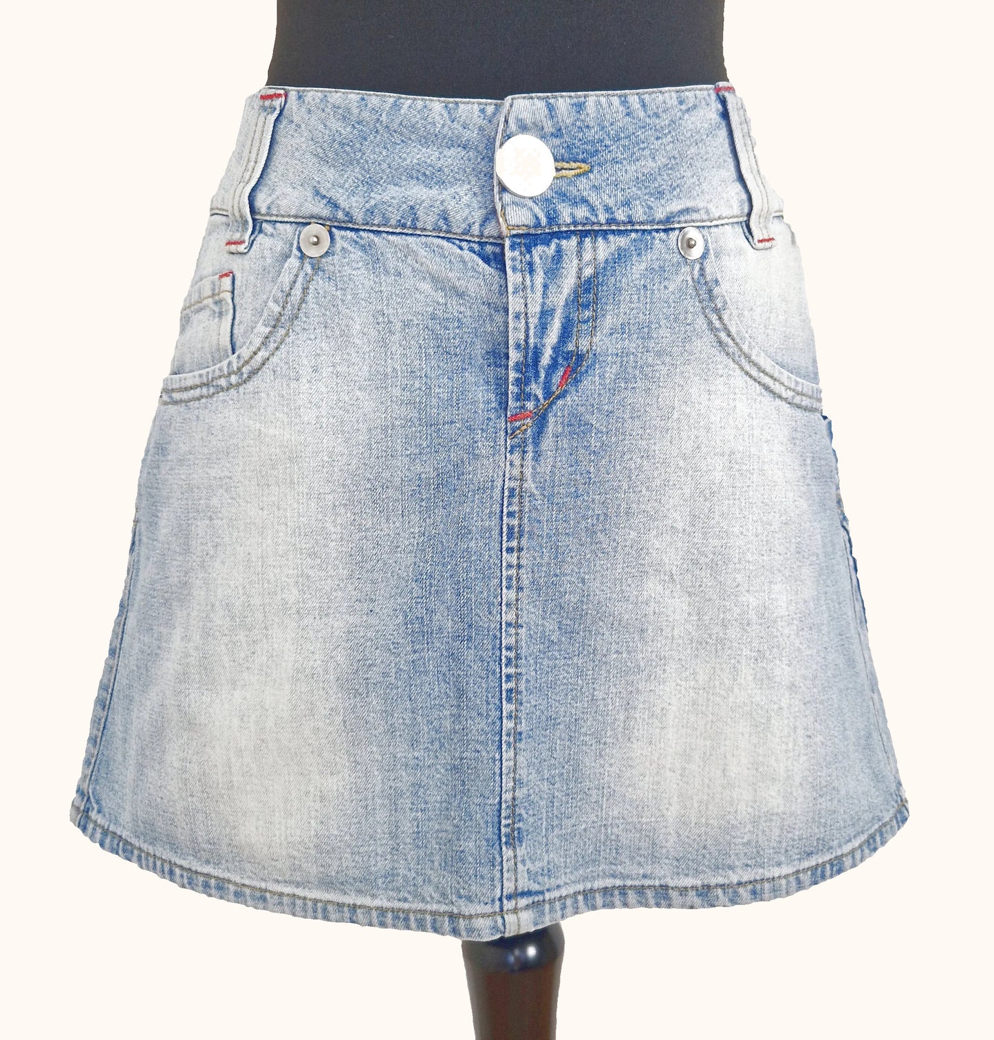 Einzigartiger und nachhaltiger Vintage Jeansminirock in hellblau. Front. 