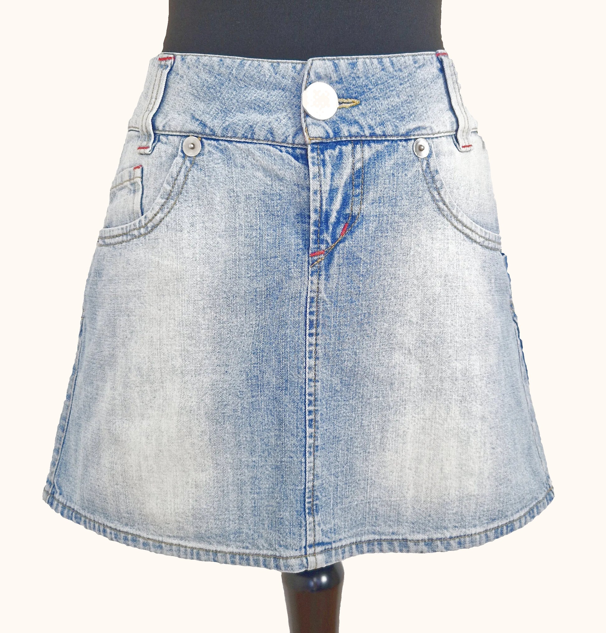 Einzigartiger und nachhaltiger Vintage Jeansminirock in hellblau. Front. 