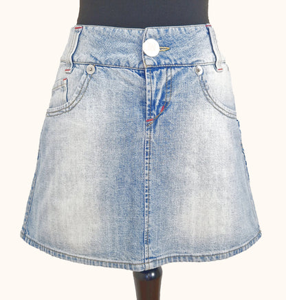 Einzigartiger und nachhaltiger Vintage Jeansminirock in hellblau. Front. 