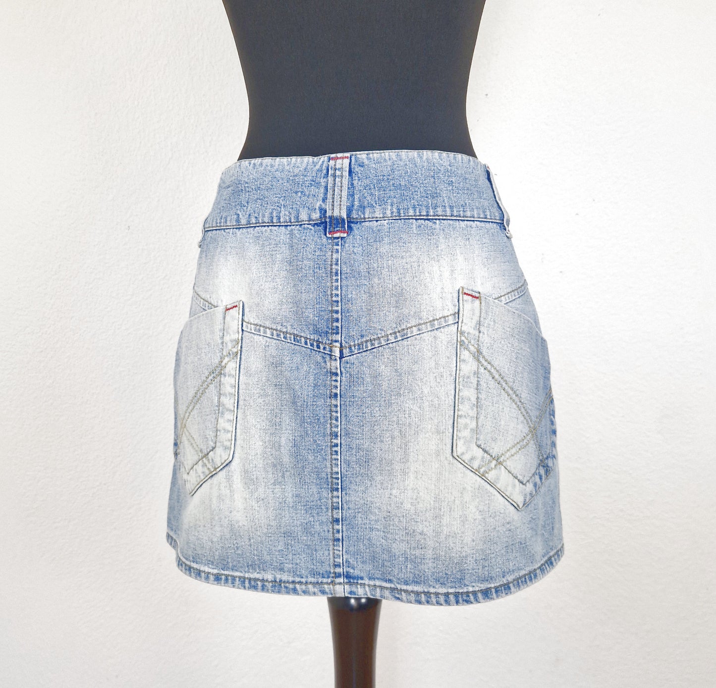Einzigartiger und nachhaltiger Vintage Jeansminirock in hellblau. Back.