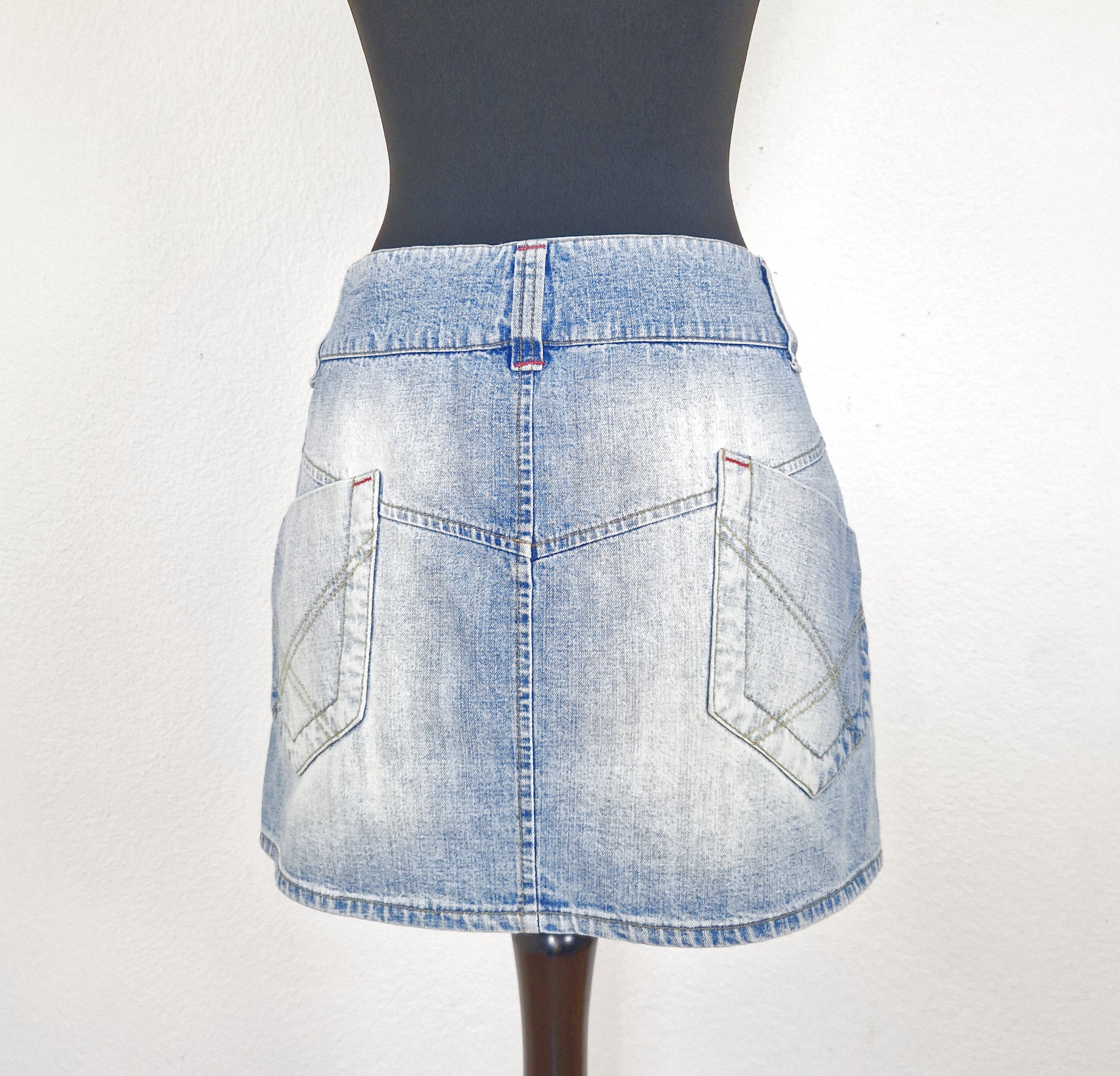 Einzigartiger und nachhaltiger Vintage Jeansminirock in hellblau. Back.