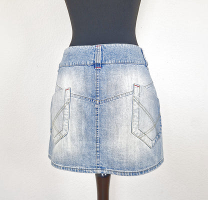 Einzigartiger und nachhaltiger Vintage Jeansminirock in hellblau. Back.