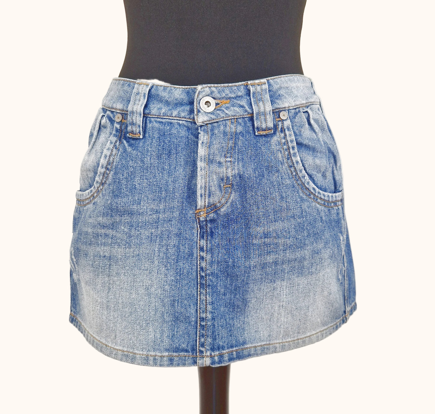 Einzigartiger und nachhaltiger Vintage Jeansminirock in blau. Front.