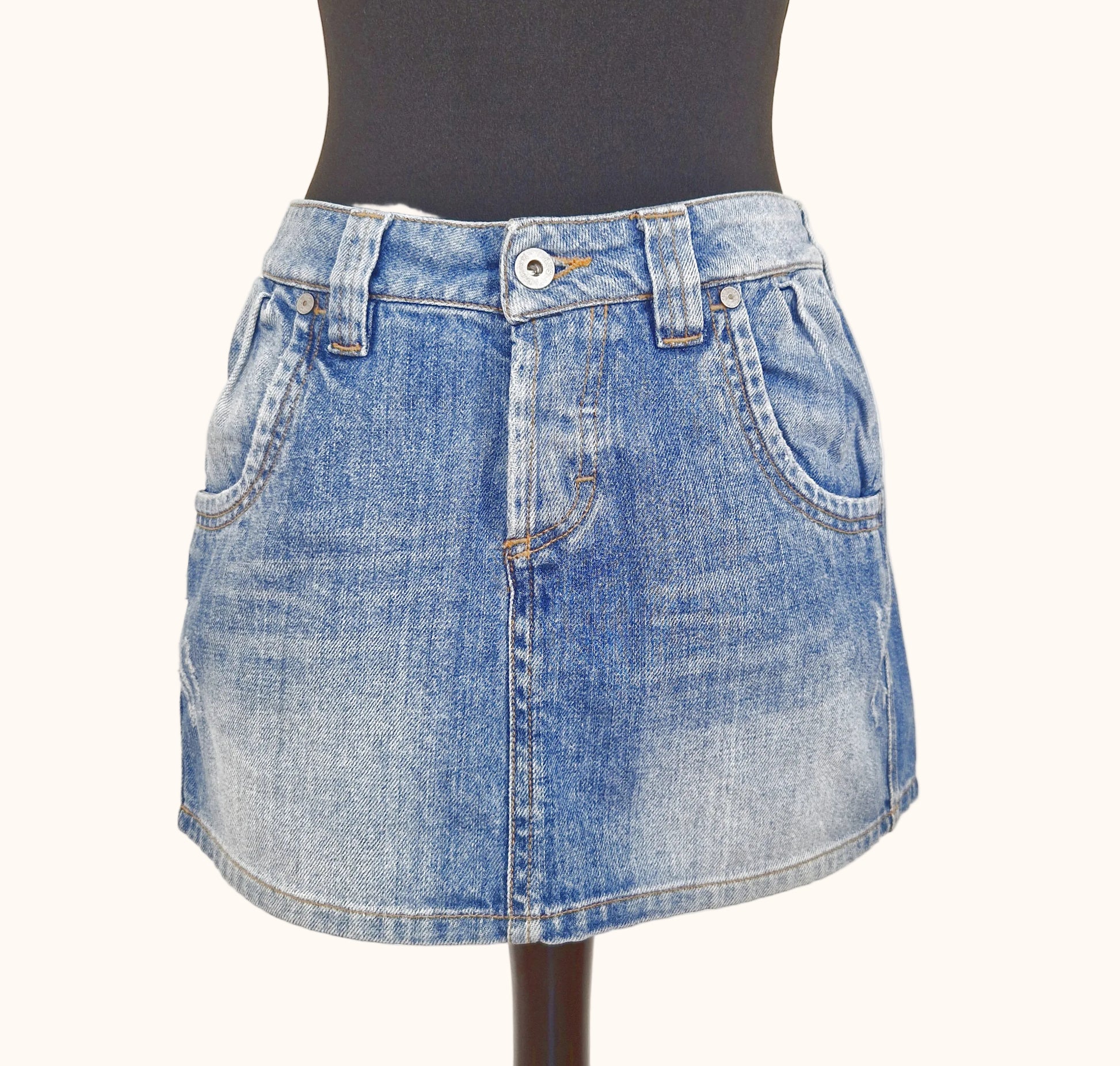 Einzigartiger und nachhaltiger Vintage Jeansminirock in blau. Front.