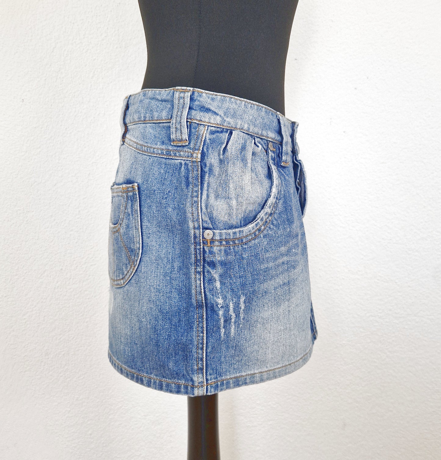 Einzigartiger und nachhaltiger Vintage Jeansminirock in blau. Side.