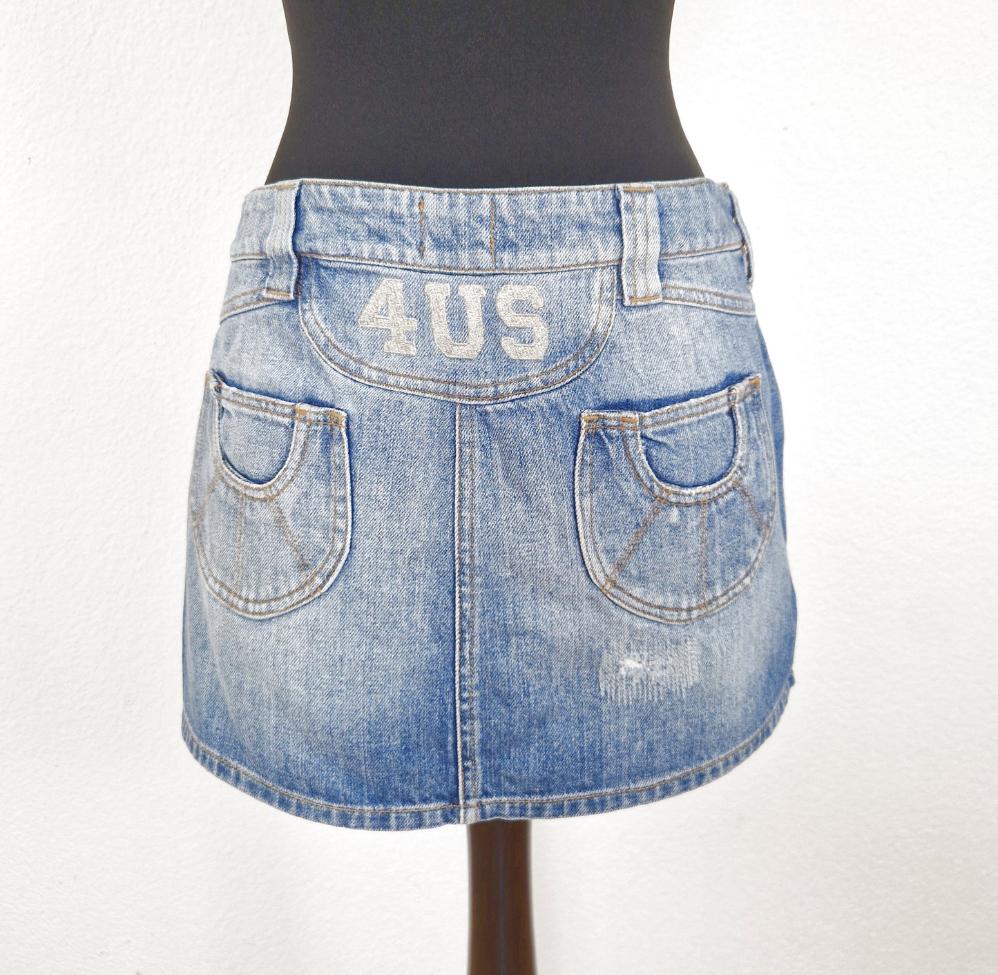 Einzigartiger und nachhaltiger Vintage Jeansminirock in blau. Back.