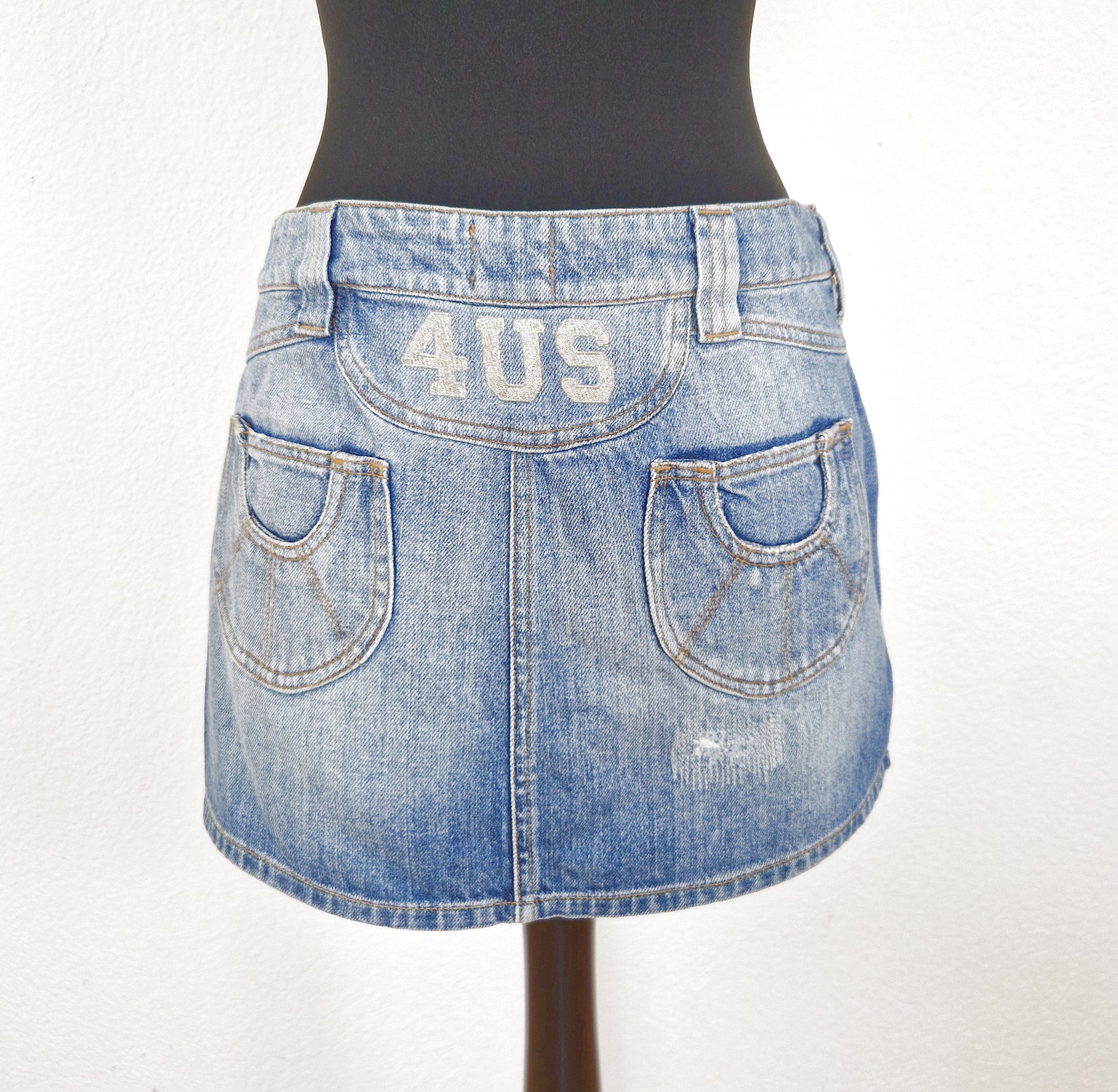 Einzigartiger und nachhaltiger Vintage Jeansminirock in blau. Back.