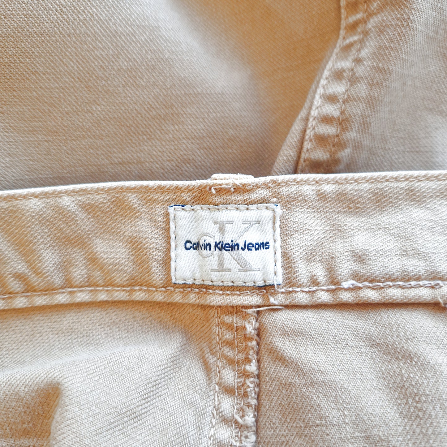 Einzigartiger und nachhaltiger Vintage Jeansrock in hellbraun von Calvin Klein. Tag.