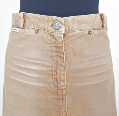 Einzigartiger und nachhaltiger Vintage Jeansrock in hellbraun von Calvin Klein. Close-up.