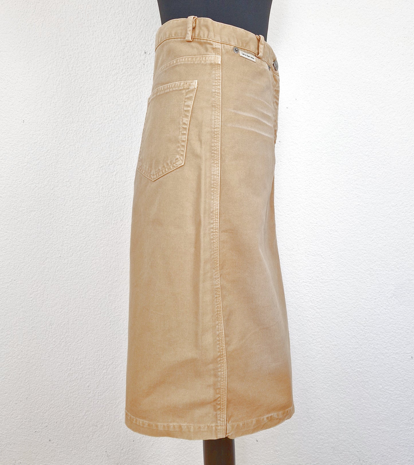 Einzigartiger und nachhaltiger Vintage Jeansrock in hellbraun von Calvin Klein. Side.