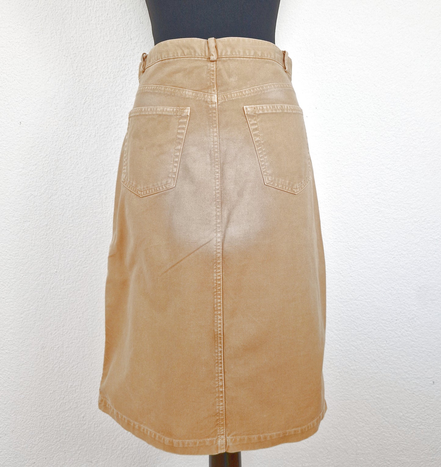 Einzigartiger und nachhaltiger Vintage Jeansrock in hellbraun von Calvin Klein. Back.