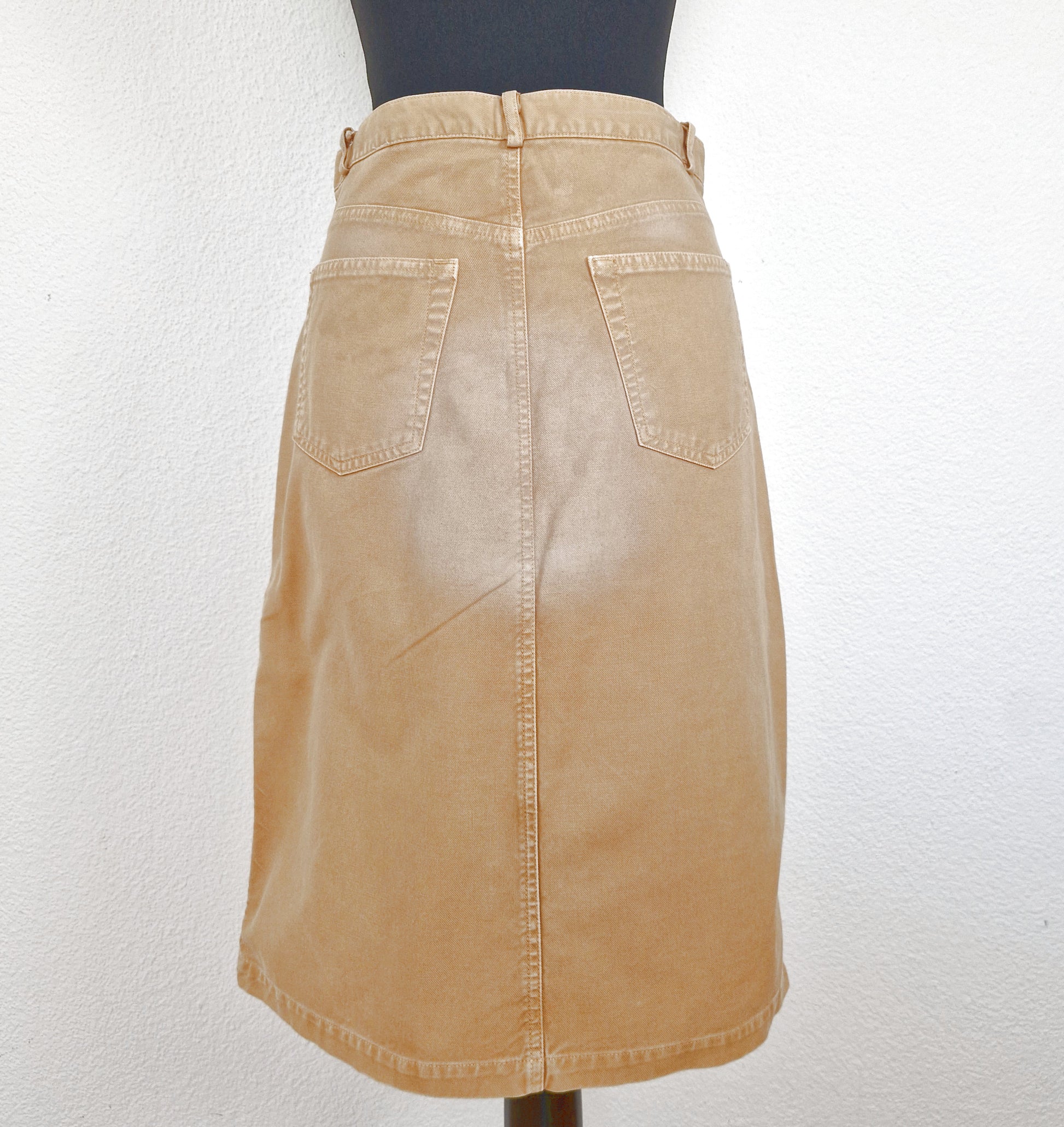 Einzigartiger und nachhaltiger Vintage Jeansrock in hellbraun von Calvin Klein. Back.