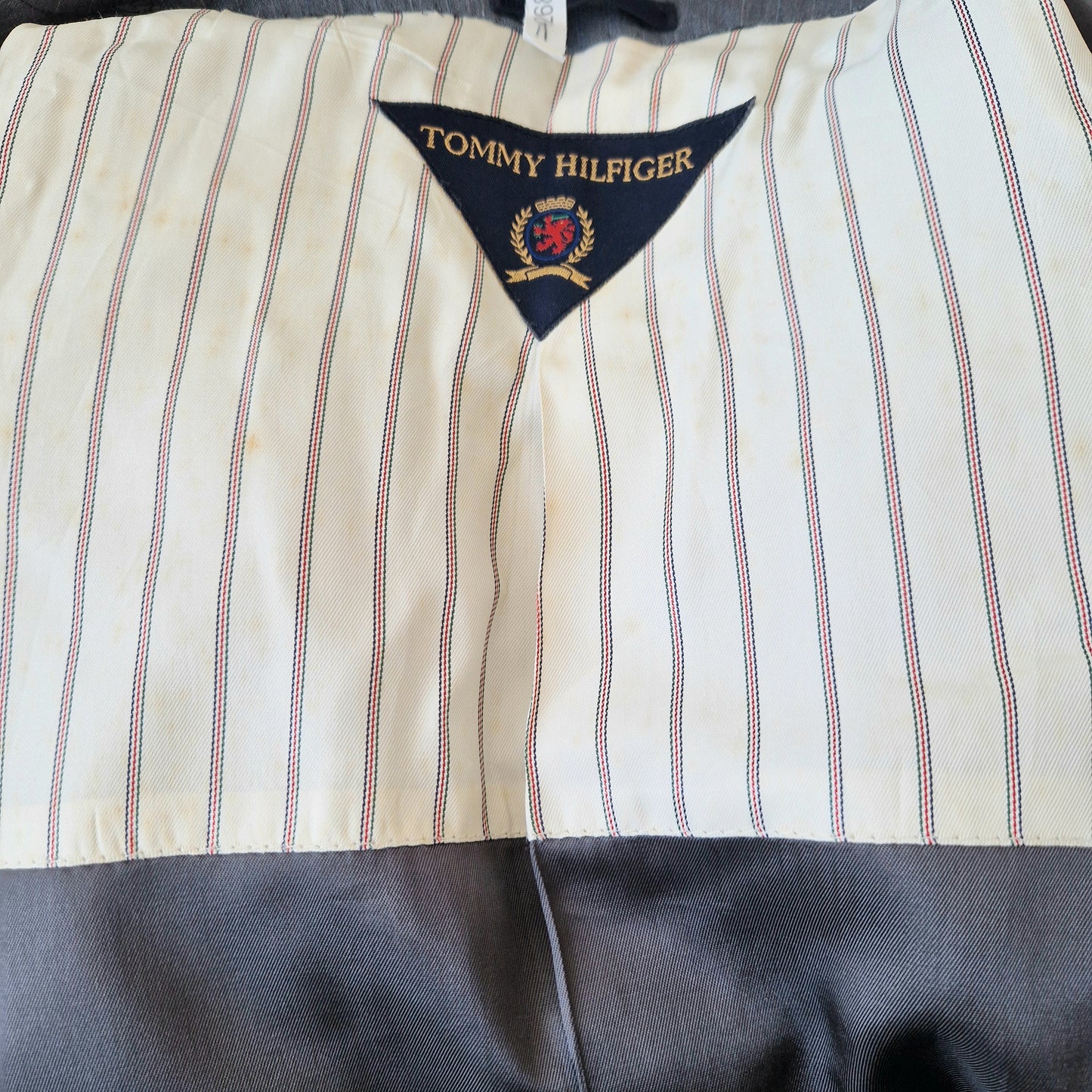 Einzigartiger und nachhaltiger Vintage Blazer in grau-weiss-blau, Nadelstreifen, von Tommy Hilfiger. Imperfection.
