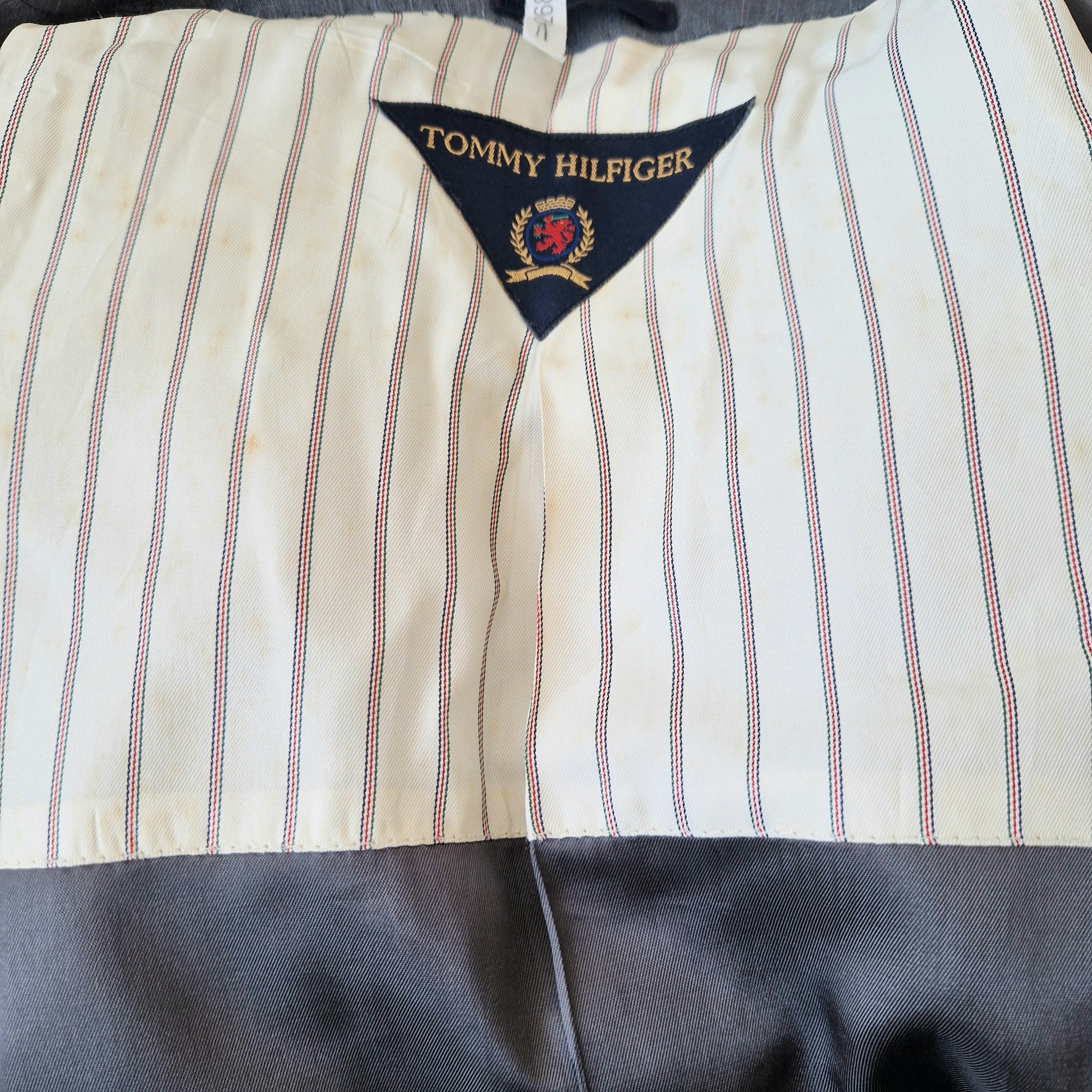 Einzigartiger und nachhaltiger Vintage Blazer in grau-weiss-blau, Nadelstreifen, von Tommy Hilfiger. Imperfection.