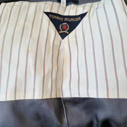 Einzigartiger und nachhaltiger Vintage Blazer in grau-weiss-blau, Nadelstreifen, von Tommy Hilfiger. Imperfection.