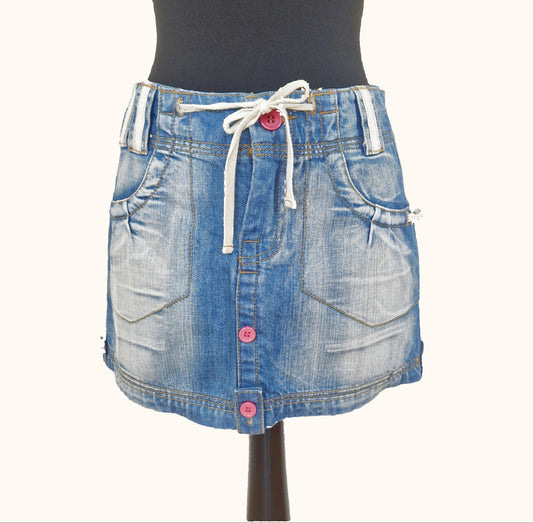 Einzigartiger und nachhaltiger Vintage Minijeansrock in blau-pink-weiss. Front
