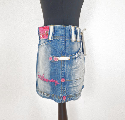 Einzigartiger und nachhaltiger Vintage Minijeansrock in blau-pink-weiss. Side.