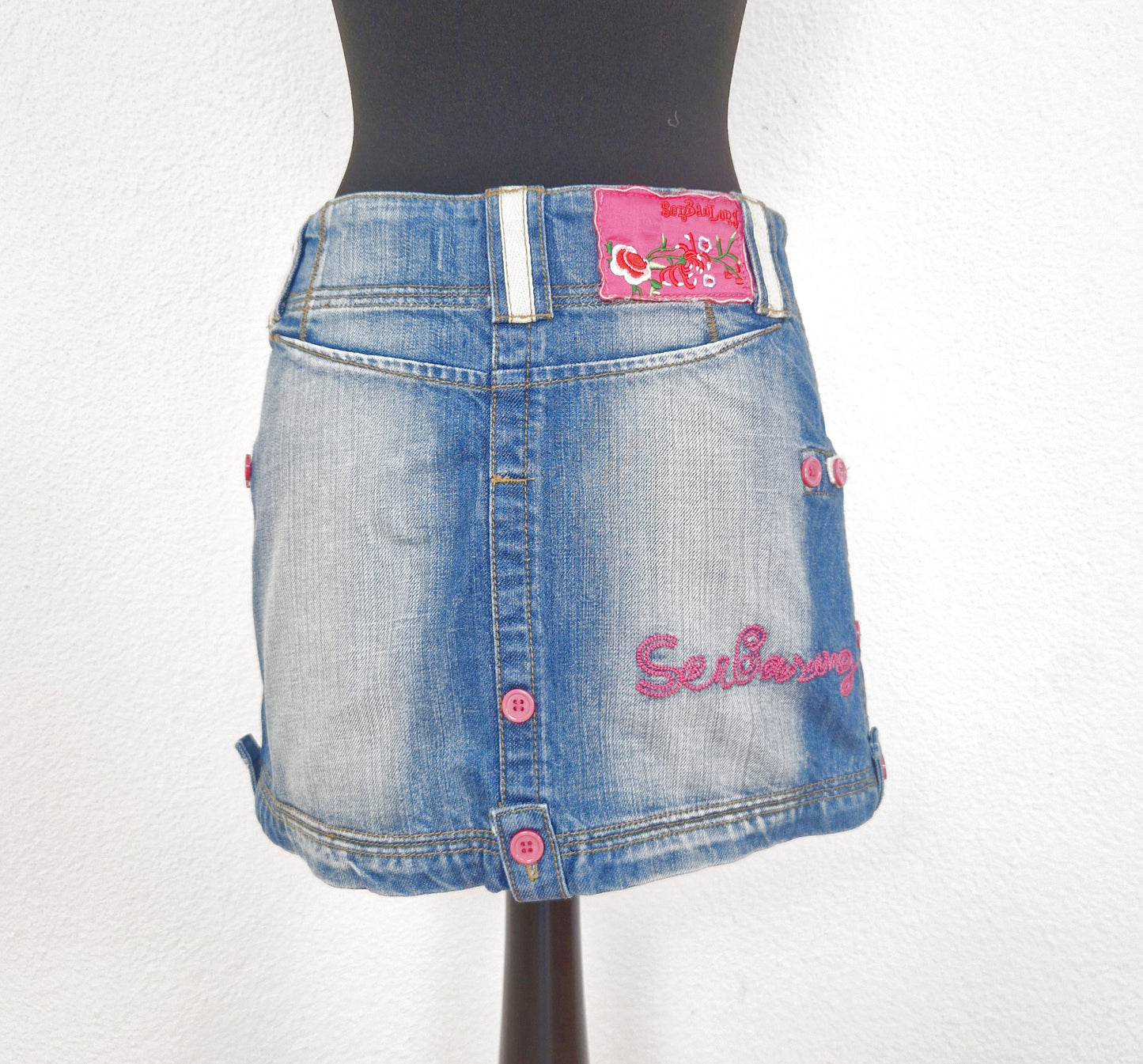 Einzigartiger und nachhaltiger Vintage Minijeansrock in blau-pink-weiss. Back.