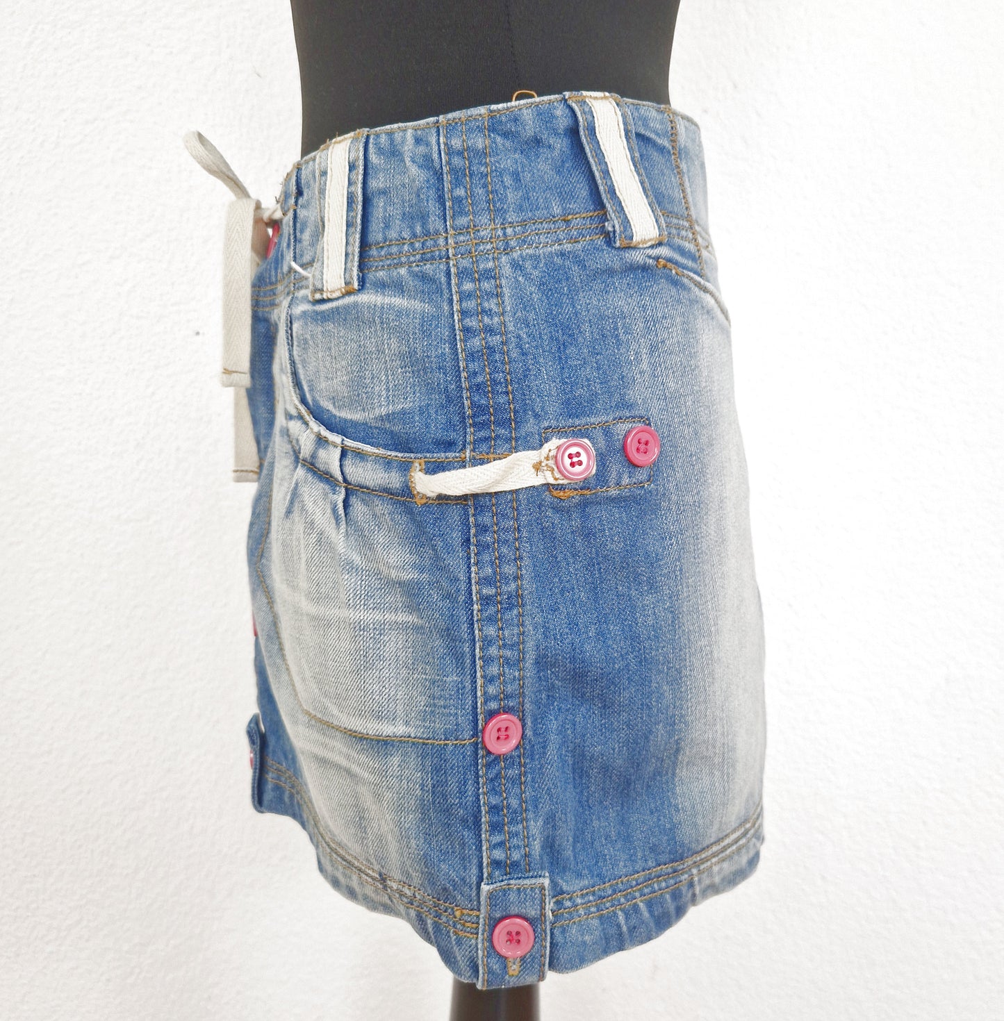 Einzigartiger und nachhaltiger Vintage Minijeansrock in blau-pink-weiss. Side 2.