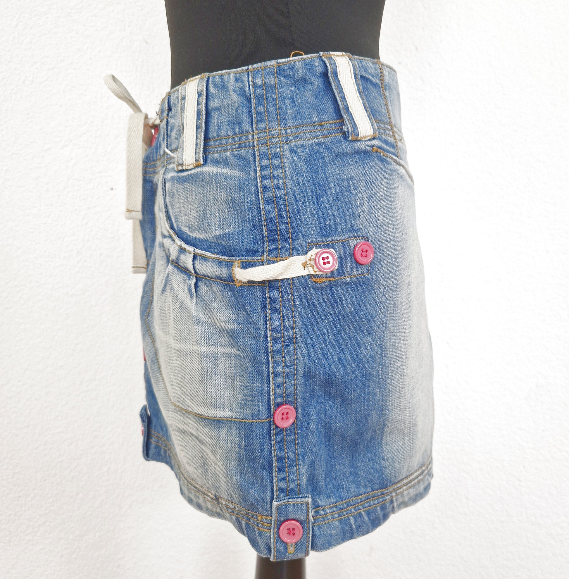 Einzigartiger und nachhaltiger Vintage Minijeansrock in blau-pink-weiss. Side 2.