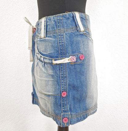 Einzigartiger und nachhaltiger Vintage Minijeansrock in blau-pink-weiss. Side 2.