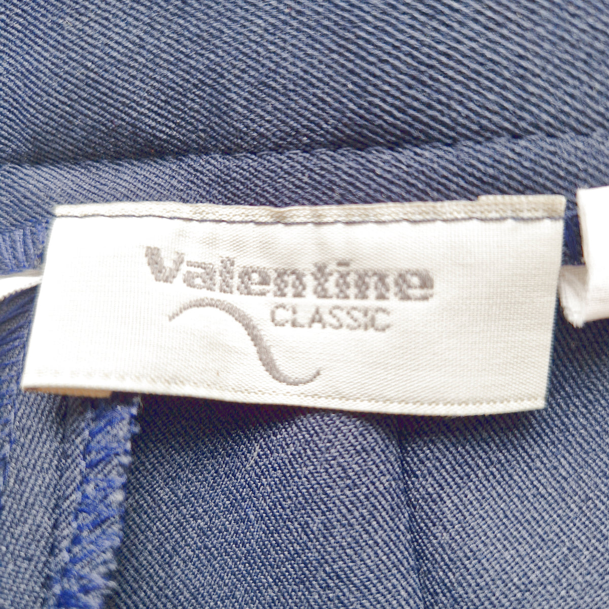 Einzigartige und nachhaltige, dunkelblaue Vintage Hose. Tag.