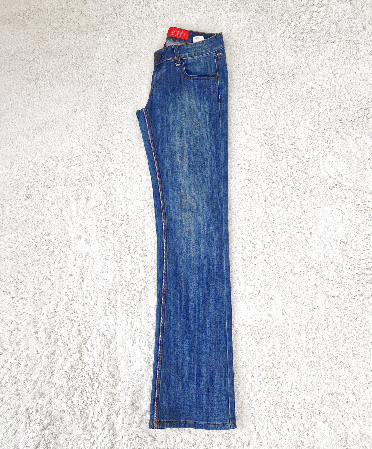 Einzigartige und nachhaltige Vintage Jeans in blau und low rise. Side.