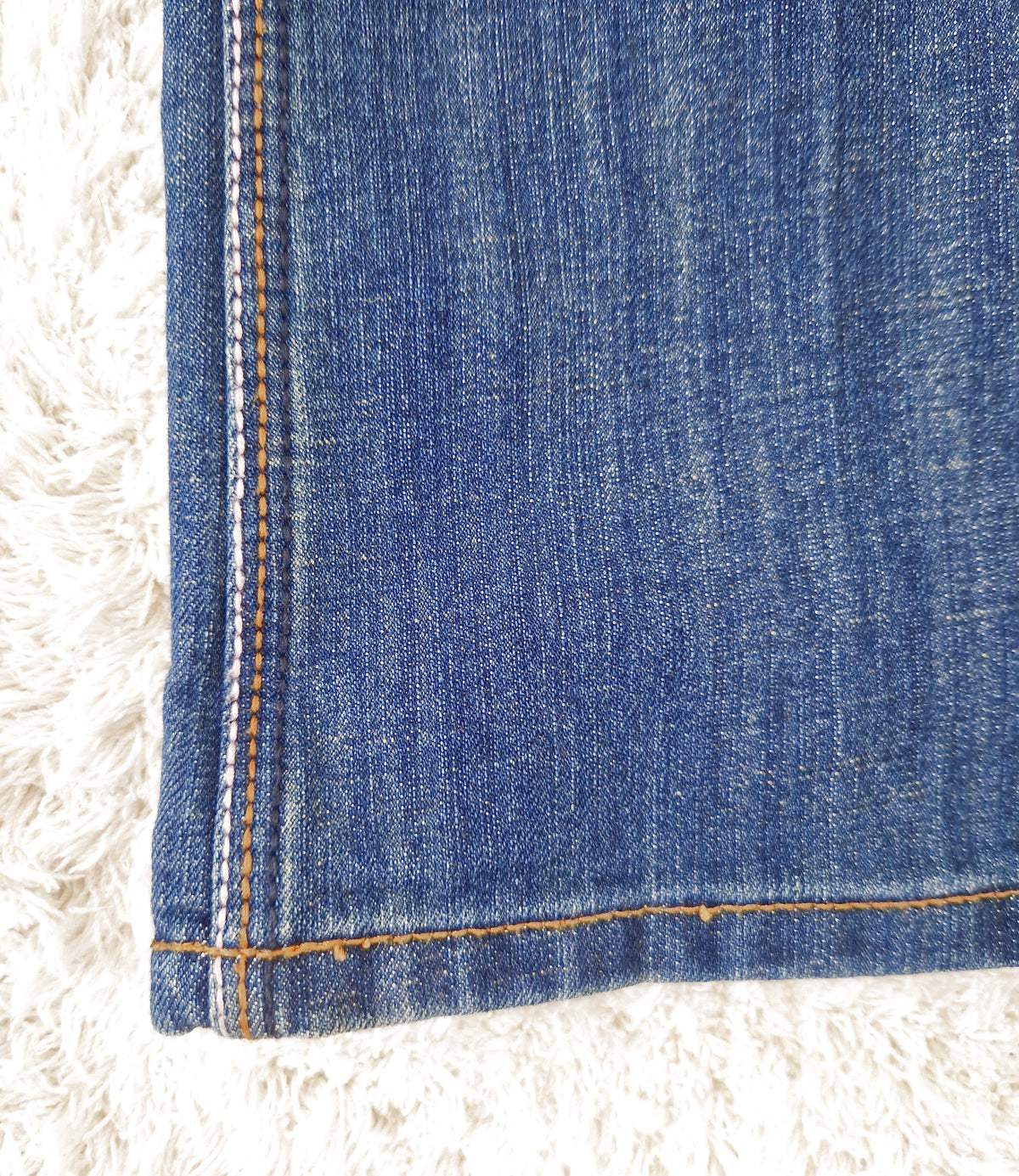 Einzigartige und nachhaltige Vintage Jeans in blau und low rise. Close-up 2.