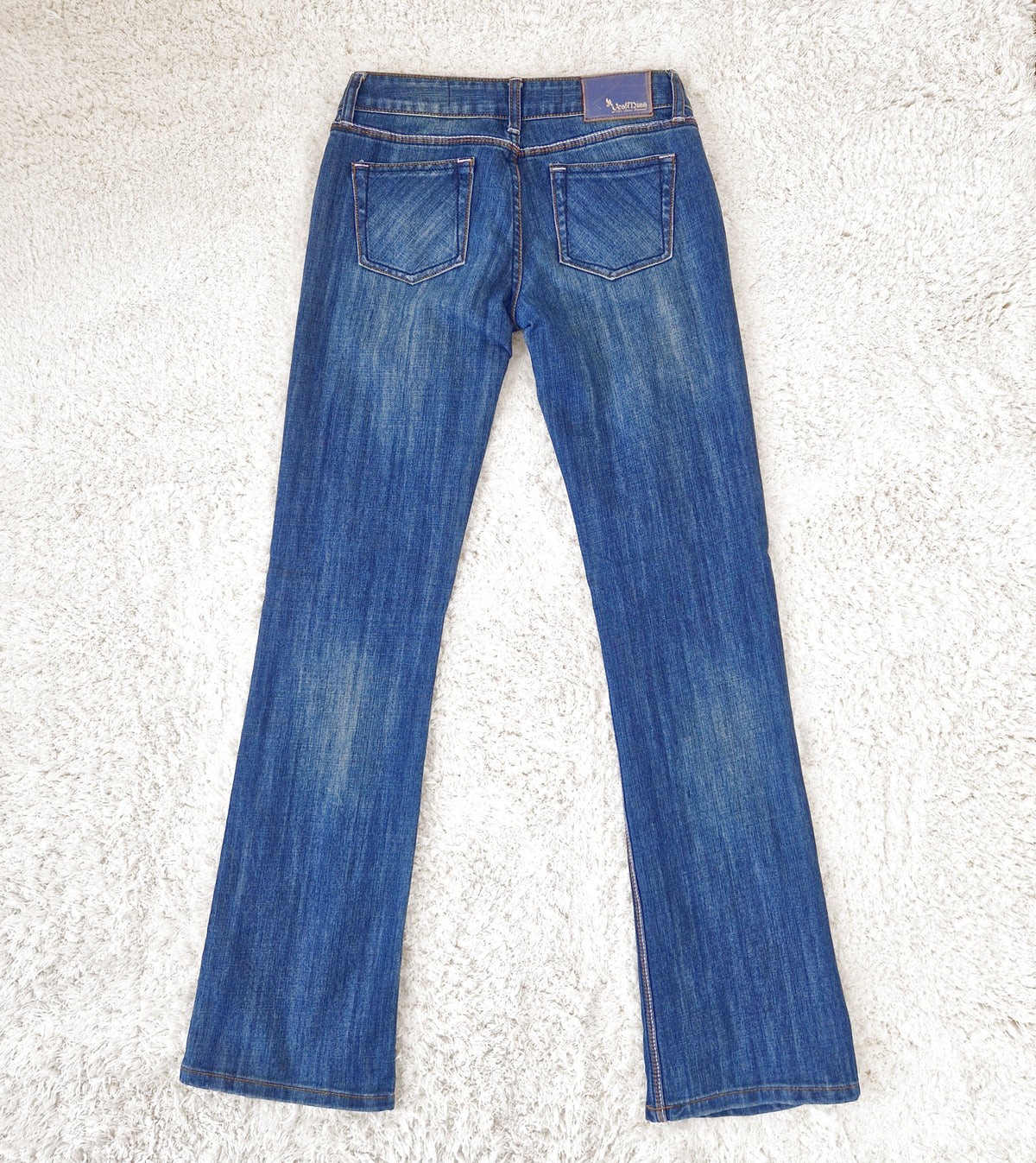 Einzigartige und nachhaltige Vintage Jeans in blau und low rise. Back.