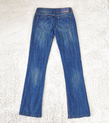 Einzigartige und nachhaltige Vintage Jeans in blau und low rise. Back.