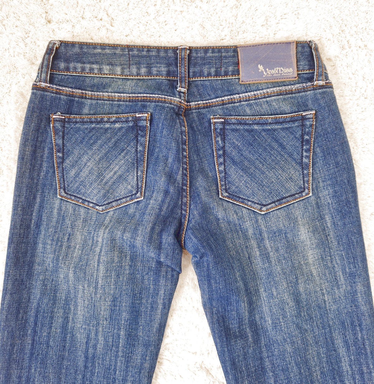 Einzigartige und nachhaltige Vintage Jeans in blau und low rise. Back Close-up.