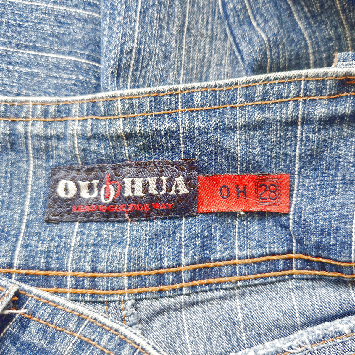 Einzigartige und nachhaltige Vintage Jeans in blau mit Nadelstreifen. Tag.