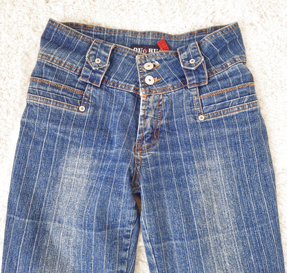 Einzigartige und nachhaltige Vintage Jeans in blau mit Nadelstreifen. Close-up.