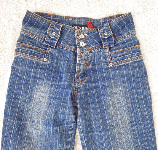 Einzigartige und nachhaltige Vintage Jeans in blau mit Nadelstreifen. Close-up.
