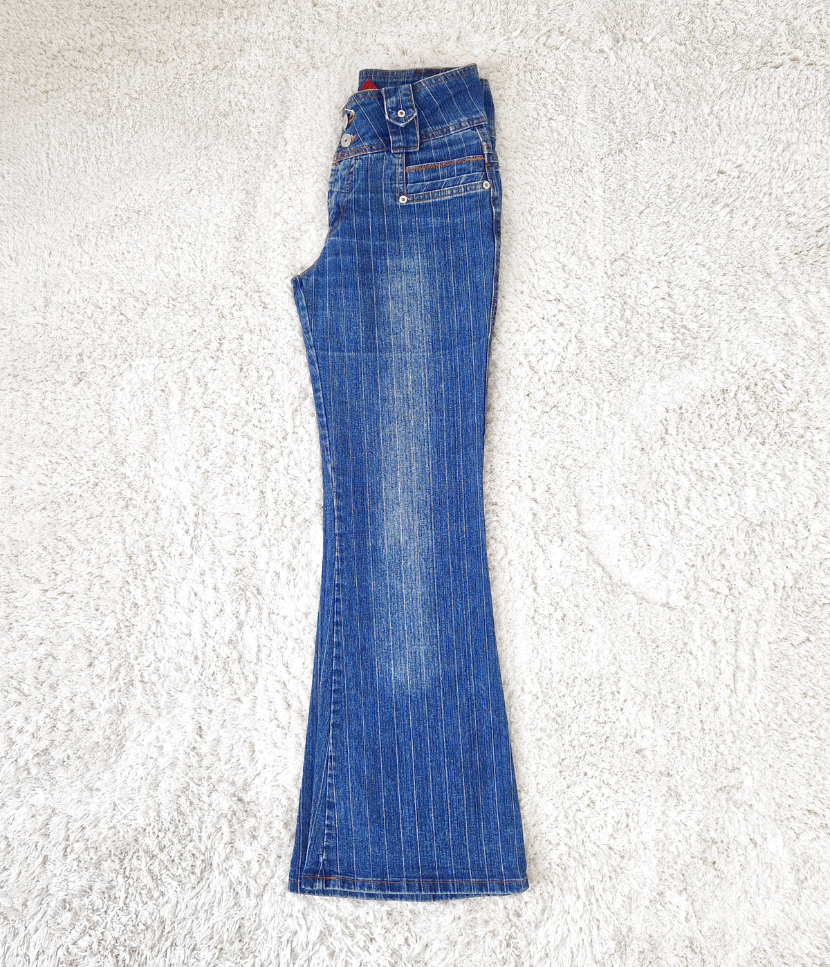 Einzigartige und nachhaltige Vintage Jeans in blau mit Nadelstreifen. Side.