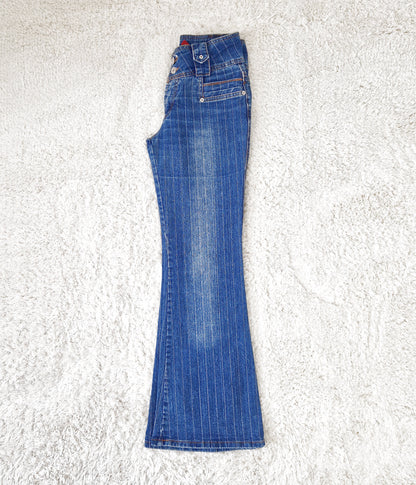 Einzigartige und nachhaltige Vintage Jeans in blau mit Nadelstreifen. Side.