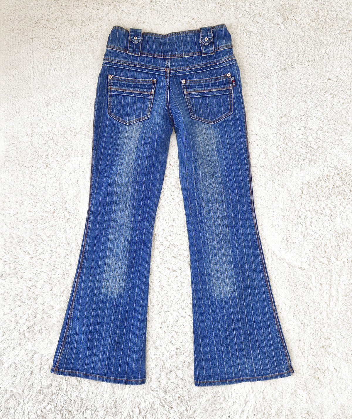 Einzigartige und nachhaltige Vintage Jeans in blau mit Nadelstreifen. Back.