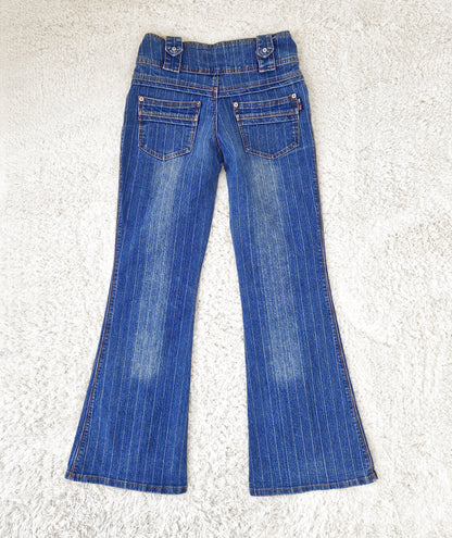 Einzigartige und nachhaltige Vintage Jeans in blau mit Nadelstreifen. Back.